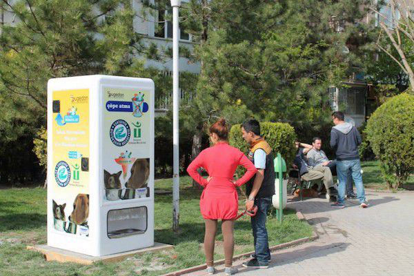 新型环保自动贩卖机,可为流浪猫狗提供食物(图3) 新型环保自动贩卖机,可为流浪猫狗提供食物(图3)